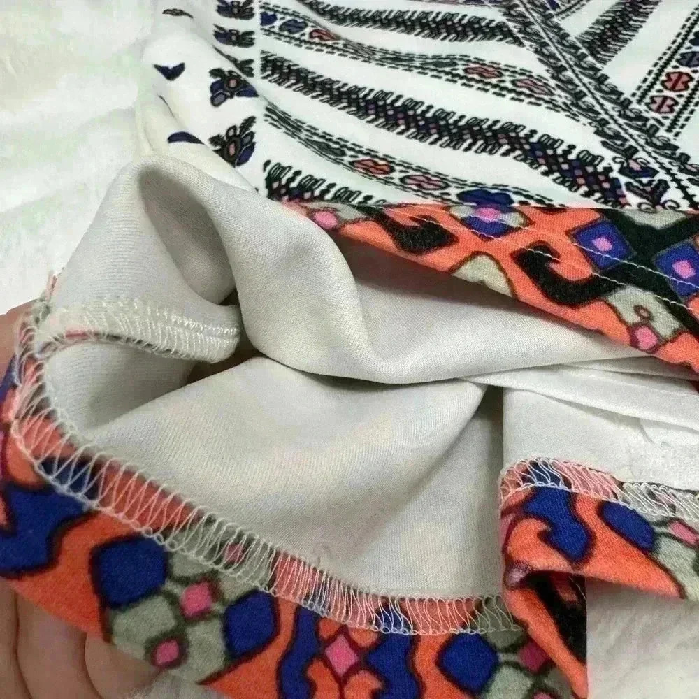 Women’s XS Colourful Pattern Pencil Skirt with a  Flattering Back Slit - Picture 3 of 14
